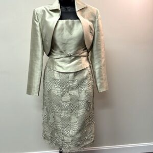 A sophisticated outfit .The ensemble consists of a two-piece set